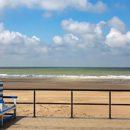 Near Zeedijk Beach, Cleaning Included Daire *