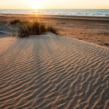 Near Zeedijk Beach, Cleaning Included *