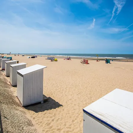 Near Zeedijk Beach, Cleaning Included Daire *